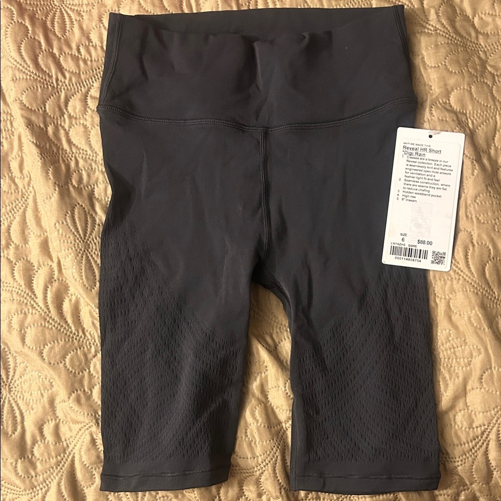 lululemon athletica Dark Gray Reveal HR Short
in *Digi Rain